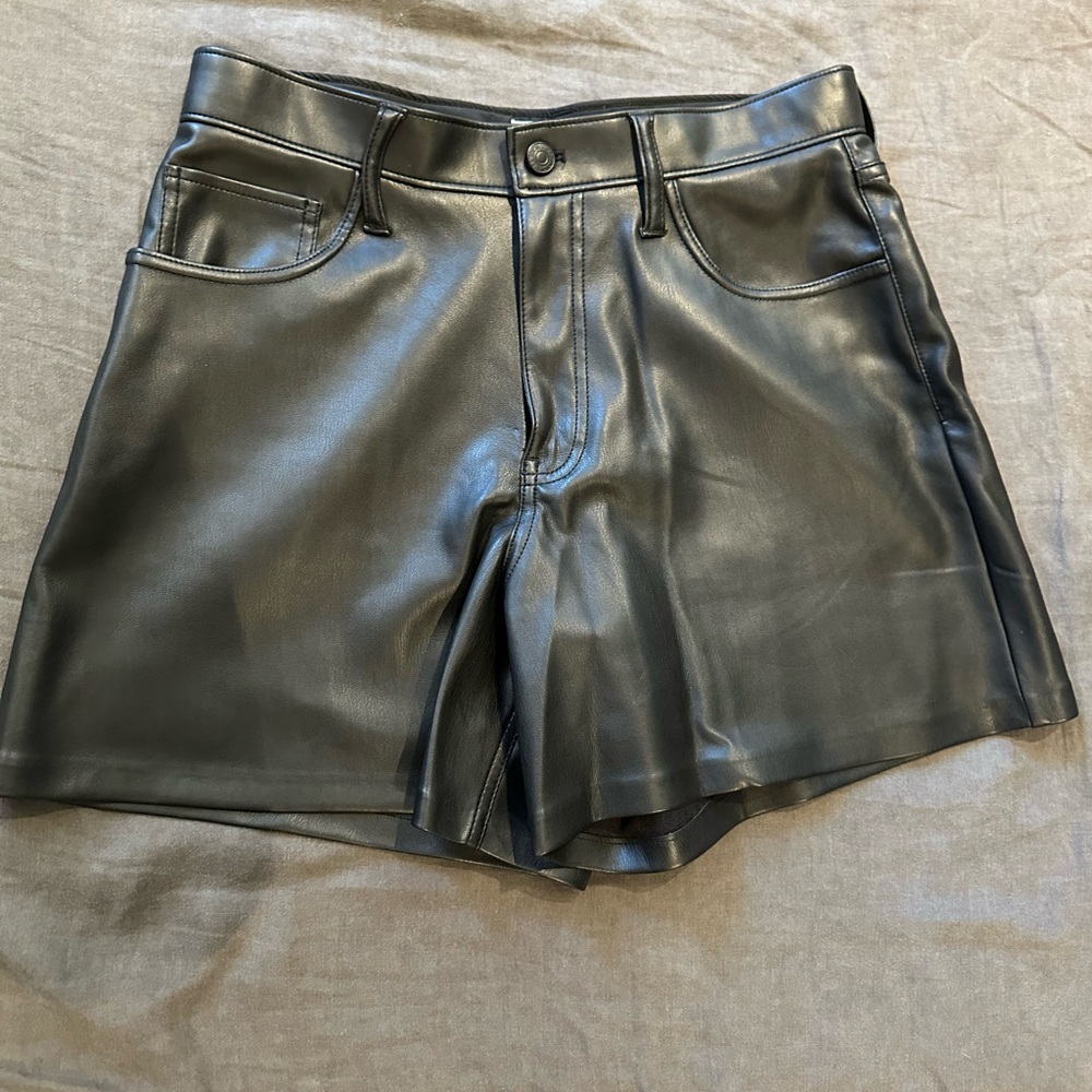 29|8 Abercrombie Curve Love Dad Short Vegan Leather Black
